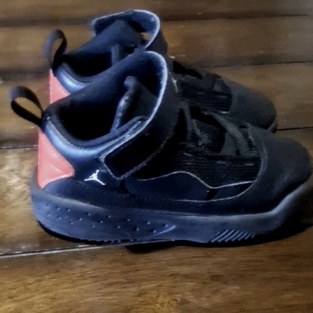 Nike Air Jordan Max Aura 2 Toddler Size 8C Shoes Sneakers Black Red